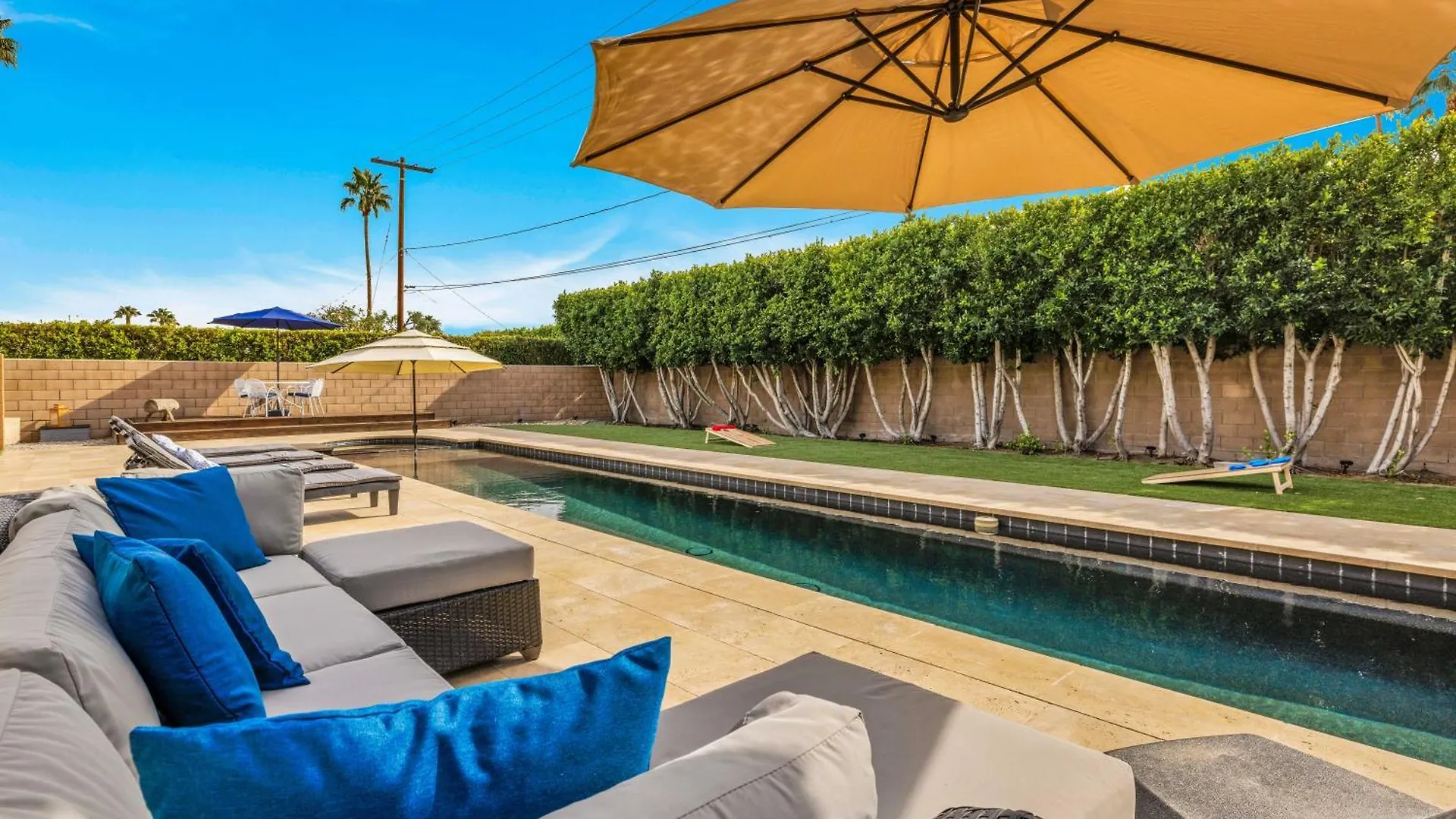 度假居 Mid-Century Elegance & Fun In Tahquitz River Estates 棕榈泉