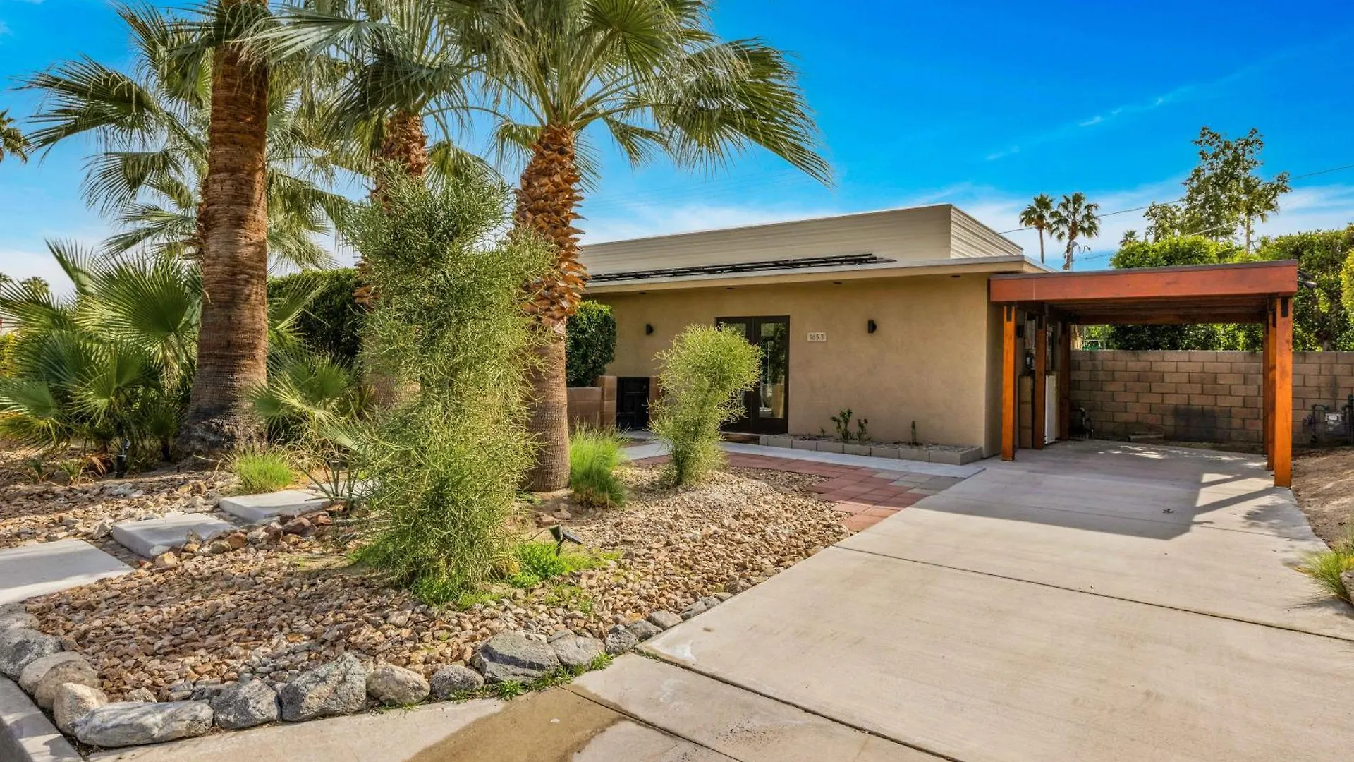 度假居 Mid-Century Elegance & Fun In Tahquitz River Estates 棕榈泉