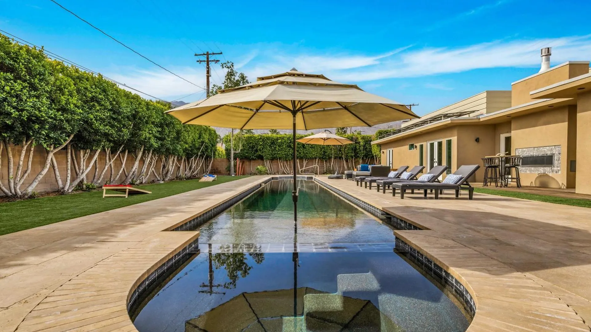 Mid-Century Elegance & Fun In Tahquitz River Estates 棕榈泉